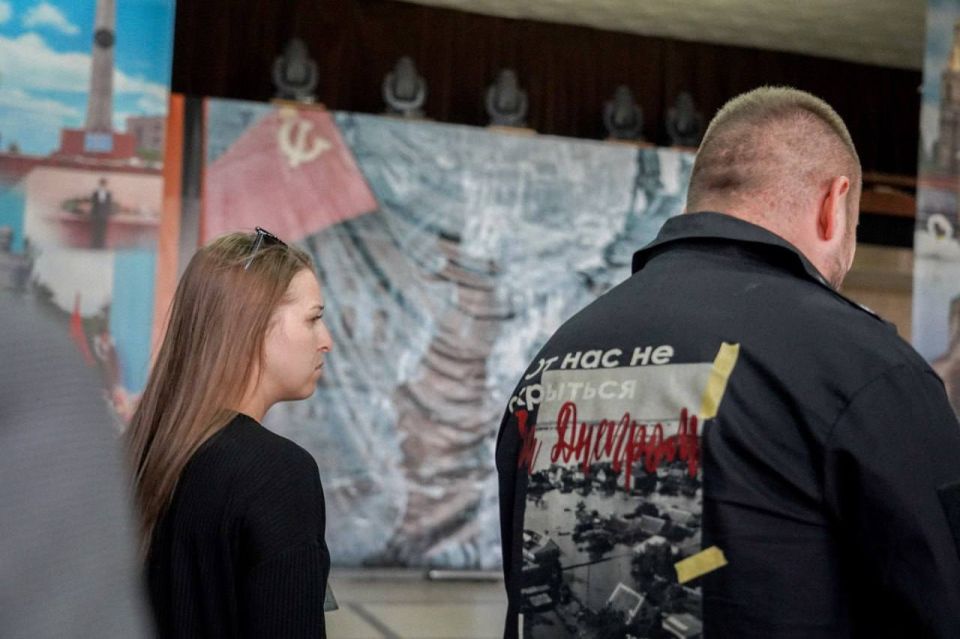 Строители демонтируют старую отделку в будущем Молодежном центре Алчевска, после чего приступят к следующему шагу — и дизайн-проект центра вскоре воплотится в жизнь, рассказал глава Минмолодежи ЛНР Михаил Голубович в своем... Строители демонтируют старую отделку в будущем Молодежном центре Алчевска, после чего приступят к следующему шагу — и дизайн-проект центра вскоре воплотится в жизнь, рассказал глава Минмолодежи ЛНР Михаил Голубович в своем...