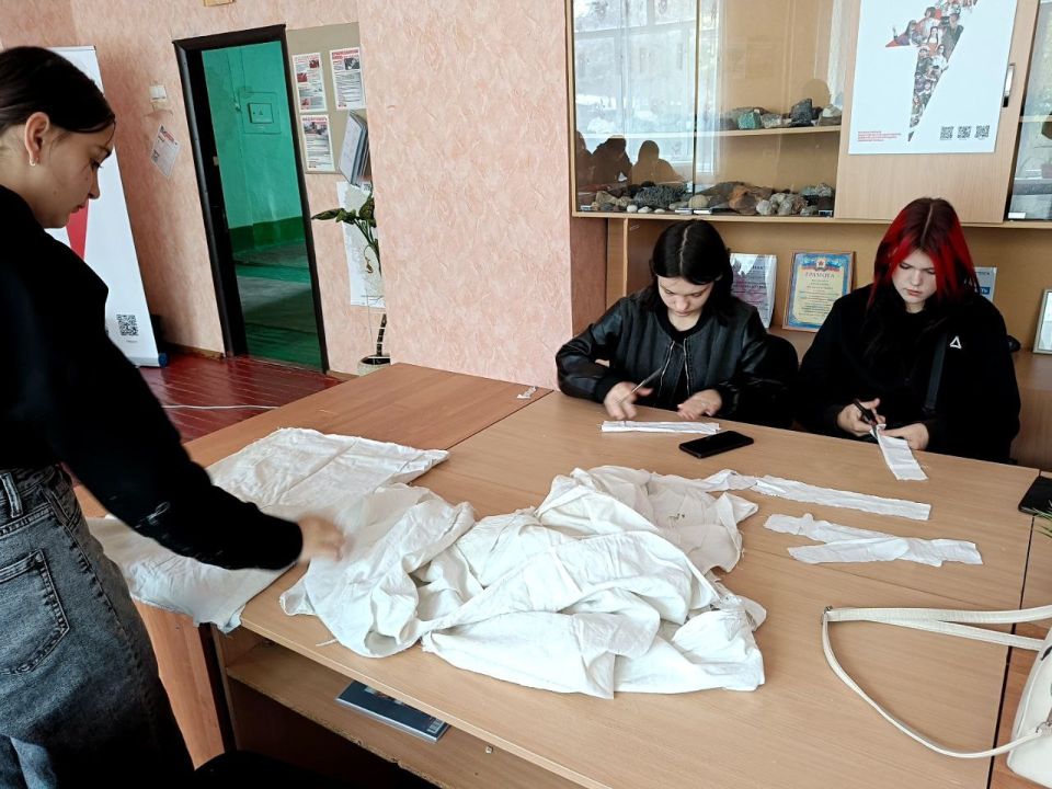 В преддверии Дня мира студенты Ровеньковского технико-экономического колледжа проявили активность и сплоченность в таком важном деле, как плетение блиндажных сетей В преддверии Дня мира студенты Ровеньковского технико-экономического колледжа проявили активность и сплоченность в таком важном деле, как плетение блиндажных сетей