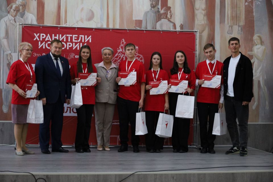 Денис Колесников наградил победителей Регионального слета «Хранители истории» Денис Колесников наградил победителей Регионального слета «Хранители истории»