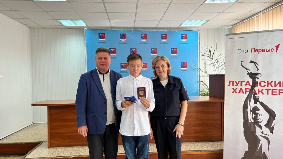 Альберт Зинченко: Сегодня в нашем округе состоялось трогательное и значимое событие — вручение первых паспортов российским гражданам молодого поколения Альберт Зинченко: Сегодня в нашем округе состоялось трогательное и значимое событие — вручение первых паспортов российским гражданам молодого поколения