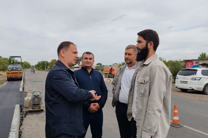 Делается всё для удобства и безопасности: Альберт Апшев проверил ход ремонта дорог в Лутугинском районе Делается всё для удобства и безопасности: Альберт Апшев проверил ход ремонта дорог в Лутугинском районе