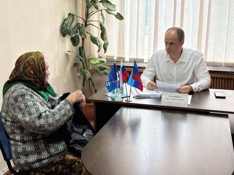 Секретарь Краснолучского местного отделения Единой России, Глава муниципалитета Сергей Соловьев провёл личный приём граждан Секретарь Краснолучского местного отделения Единой России, Глава муниципалитета Сергей Соловьев провёл личный приём граждан