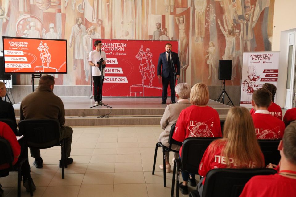 Денис Колесников наградил победителей Регионального слета «Хранители истории» Денис Колесников наградил победителей Регионального слета «Хранители истории»