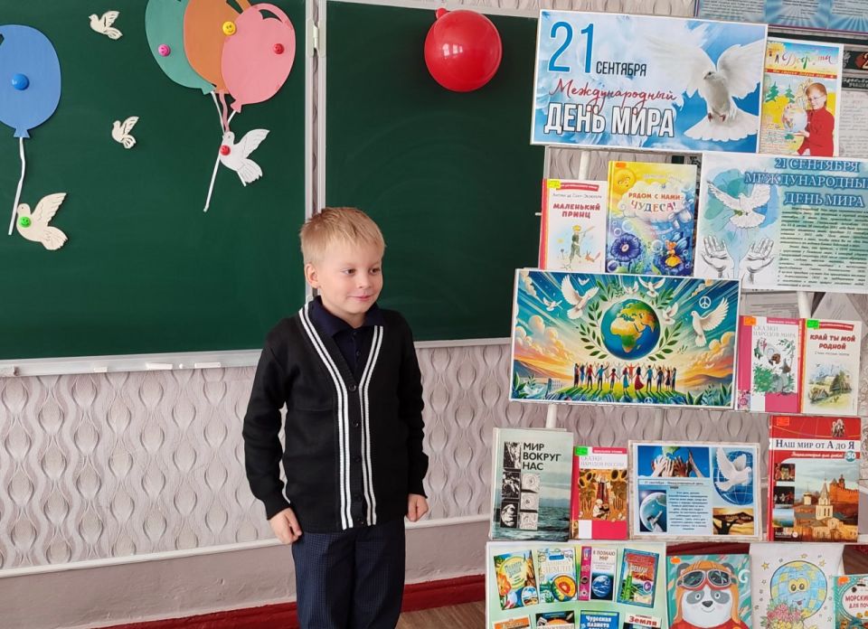 В Лозовском провели урок мира "Мир на планете - счастливы дети" В Лозовском провели урок мира "Мир на планете - счастливы дети"