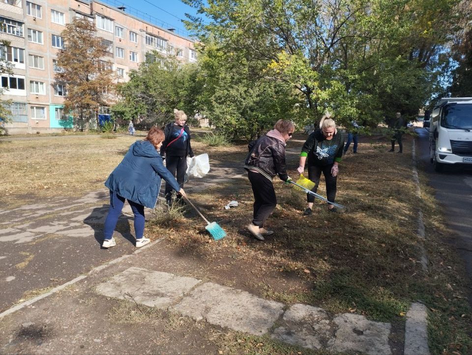 В Красном Луче прошел субботник в рамках акции «Зеленая Россия» В Красном Луче прошел субботник в рамках акции «Зеленая Россия»