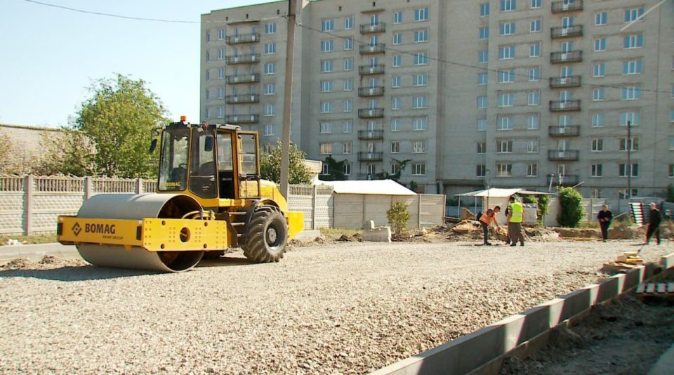 Сергей Козенко: В рамках специального инфраструктурного проекта, реализуемого в Краснодонском округе шефом-регионом Тюменской областью, продолжается благоустройство территории возле многофункционального центра на улице Артема Сергей Козенко: В рамках специального инфраструктурного проекта, реализуемого в Краснодонском округе шефом-регионом Тюменской областью, продолжается благоустройство территории возле многофункционального центра на улице Артема