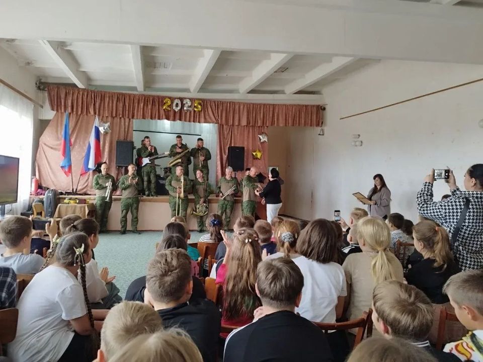18 сентября в Станично-Луганской средней школе с. Нижнетеплое с концертной программой в честь года Защитника Отечества выступил военный оркестр 6 бригады управления 3 общевойсковой армии под управлением старшего лейтенанта... 18 сентября в Станично-Луганской средней школе с. Нижнетеплое с концертной программой в честь года Защитника Отечества выступил военный оркестр 6 бригады управления 3 общевойсковой армии под управлением старшего лейтенанта...
