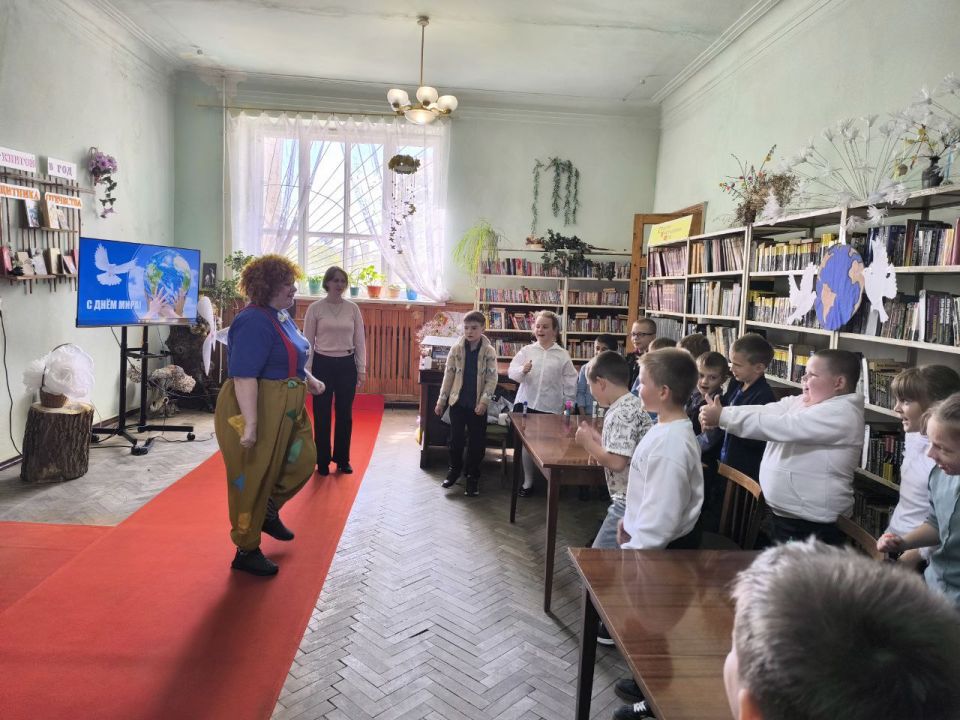 В преддверии Международного дня мира в библиотеке ДК г. Вахрушево состоялся праздник для учеников 2 класса ВУВК № 2 «Берегиня» В преддверии Международного дня мира в библиотеке ДК г. Вахрушево состоялся праздник для учеников 2 класса ВУВК № 2 «Берегиня»