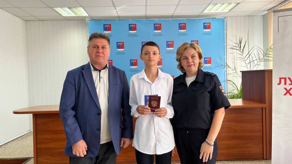 Альберт Зинченко: Сегодня в нашем округе состоялось трогательное и значимое событие — вручение первых паспортов российским гражданам молодого поколения Альберт Зинченко: Сегодня в нашем округе состоялось трогательное и значимое событие — вручение первых паспортов российским гражданам молодого поколения