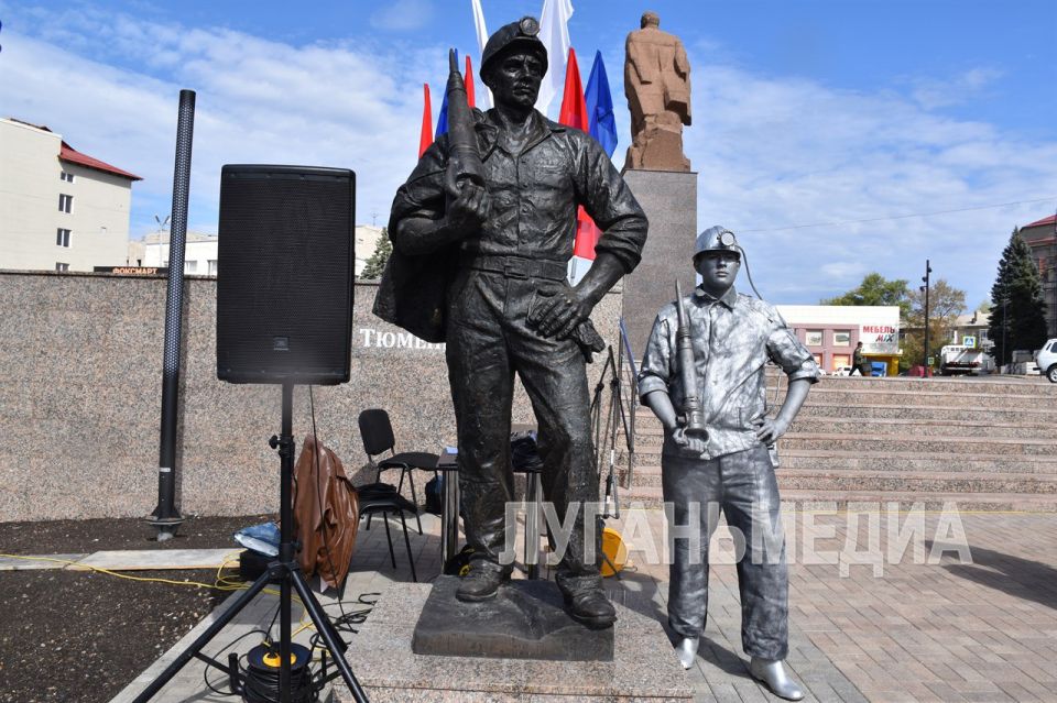 В Краснодоне состоялось торжественное открытие обновленной аллеи Дружбы В Краснодоне состоялось торжественное открытие обновленной аллеи Дружбы