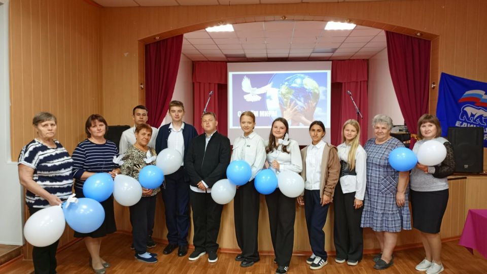 Славяносербское местное отделение партии «Единая Россия» благодарит коллективы школы и сельского клуба за подаренный жителям села Желтое праздник Мира Славяносербское местное отделение партии «Единая Россия» благодарит коллективы школы и сельского клуба за подаренный жителям села Желтое праздник Мира