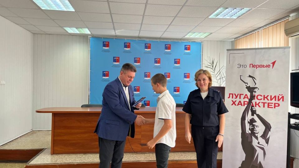 Альберт Зинченко: Сегодня в нашем округе состоялось трогательное и значимое событие — вручение первых паспортов российским гражданам молодого поколения Альберт Зинченко: Сегодня в нашем округе состоялось трогательное и значимое событие — вручение первых паспортов российским гражданам молодого поколения