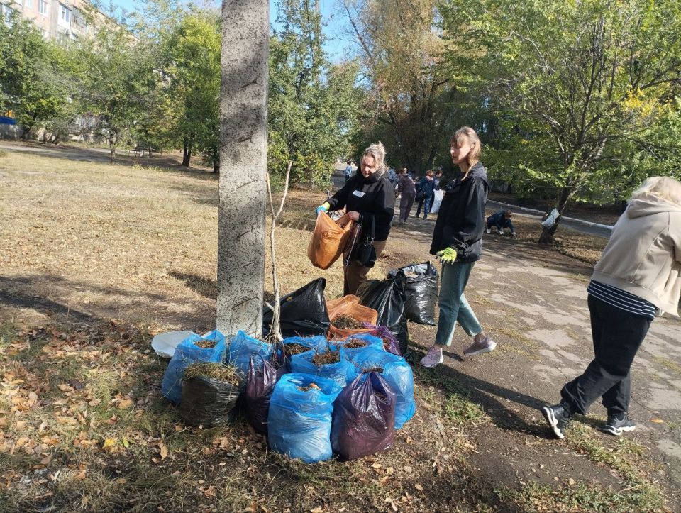 В Красном Луче прошел субботник в рамках акции «Зеленая Россия» В Красном Луче прошел субботник в рамках акции «Зеленая Россия»
