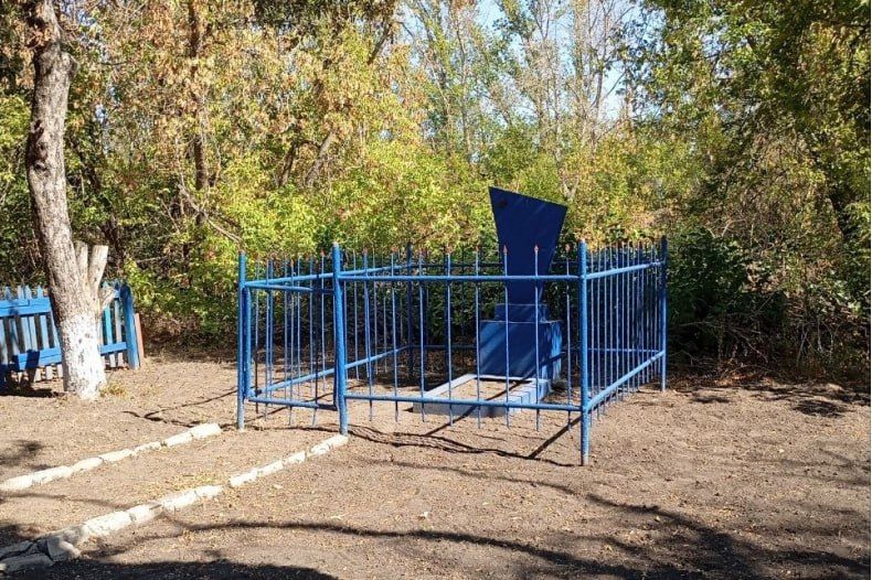 Учащиеся Комсомольской школы почтили память погибших солдат в поселке Прохладный Учащиеся Комсомольской школы почтили память погибших солдат в поселке Прохладный