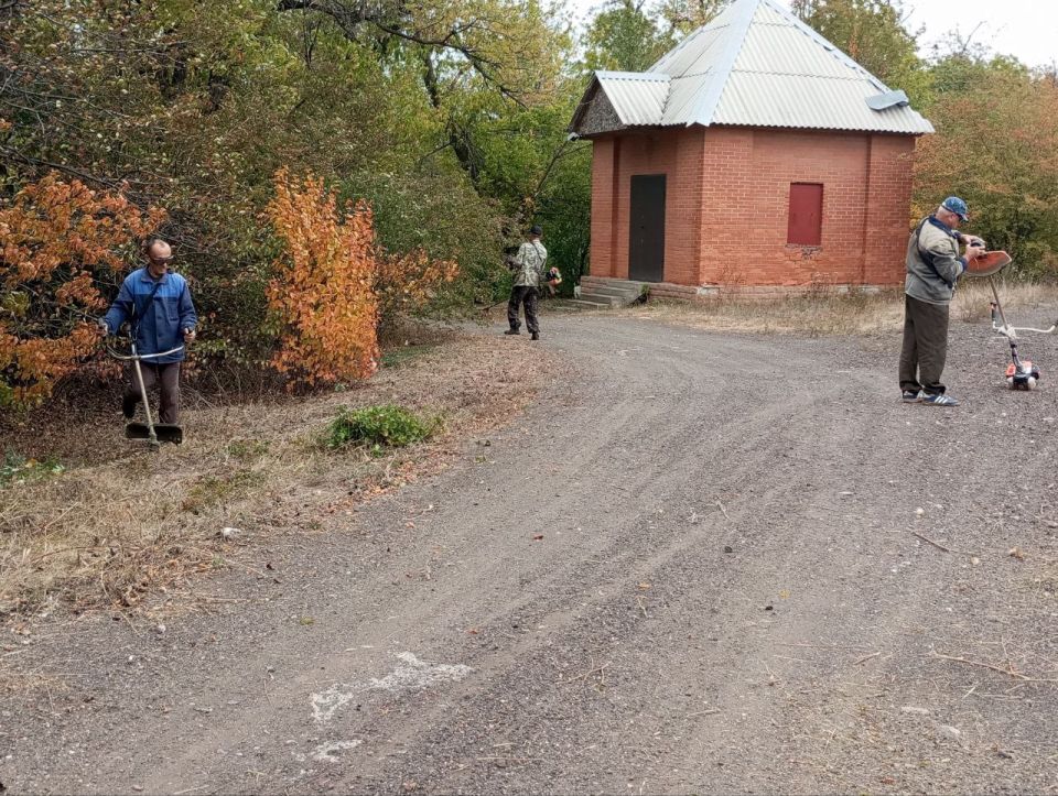 Жители Комиссаровки активно участвуют в акции "Зеленая Россия" Жители Комиссаровки активно участвуют в акции "Зеленая Россия"