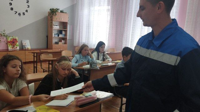 18 сентября представители ФГУП «Железные дороги Новороссии» в лице сигналиста 3 разряда Коваль М.В. и составителя поездов 5 разряда Пасечника Е.А. станции Огородный Луганского филиала ФГУП «ЖДН» провели профилактическую... 18 сентября представители ФГУП «Железные дороги Новороссии» в лице сигналиста 3 разряда Коваль М.В. и составителя поездов 5 разряда Пасечника Е.А. станции Огородный Луганского филиала ФГУП «ЖДН» провели профилактическую...