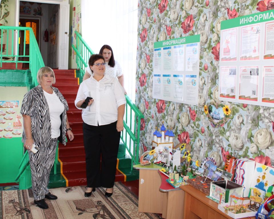 Глава Белокуракинского муниципального округа Ольга Кучерявая посетила образовательные и дошкольные учреждения Белокуракино, где состоялась выставка работ школьников и воспитанников детских садов, приуроченная к 325-летию... Глава Белокуракинского муниципального округа Ольга Кучерявая посетила образовательные и дошкольные учреждения Белокуракино, где состоялась выставка работ школьников и воспитанников детских садов, приуроченная к 325-летию...