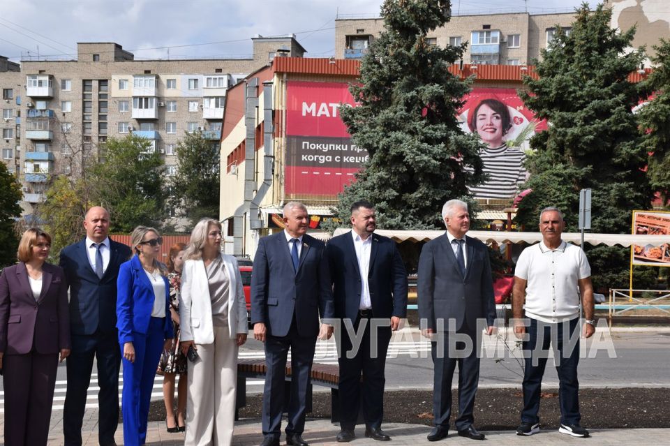 В Краснодоне состоялось торжественное открытие обновленной аллеи Дружбы В Краснодоне состоялось торжественное открытие обновленной аллеи Дружбы