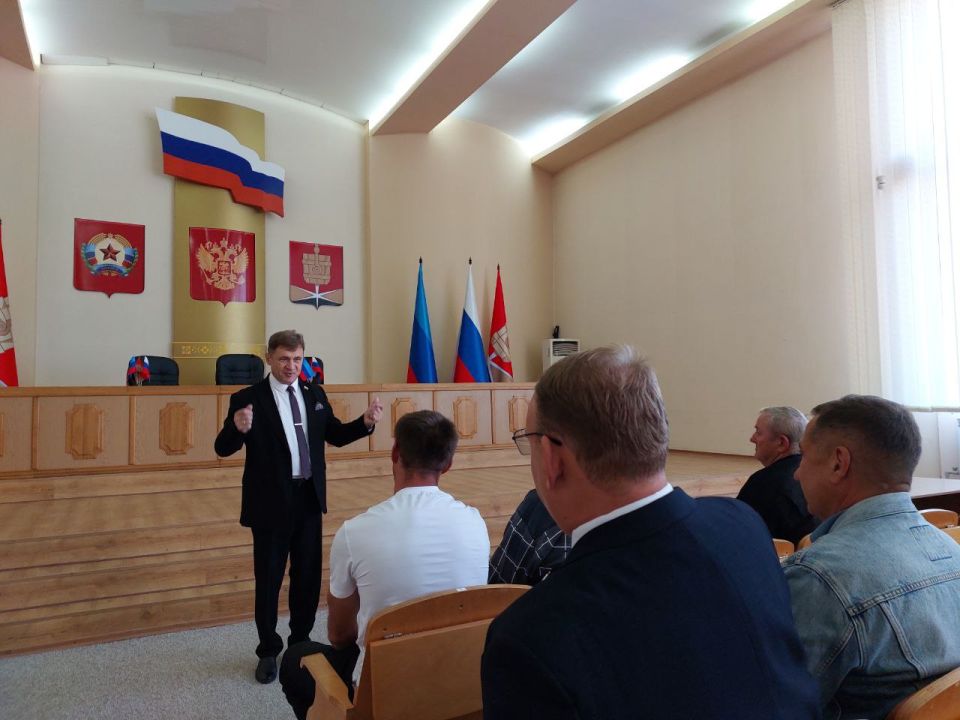 Роман Лысенко: Сегодня вручил Благодарственные письма Совета городского округа муниципальное образование городской округ город Алчевск Луганской Народной Республики работникам МУП «СДХИБ ЛНР»: Антонюку Сергею Анатольевичу... Роман Лысенко: Сегодня вручил Благодарственные письма Совета городского округа муниципальное образование городской округ город Алчевск Луганской Народной Республики работникам МУП «СДХИБ ЛНР»: Антонюку Сергею Анатольевичу...