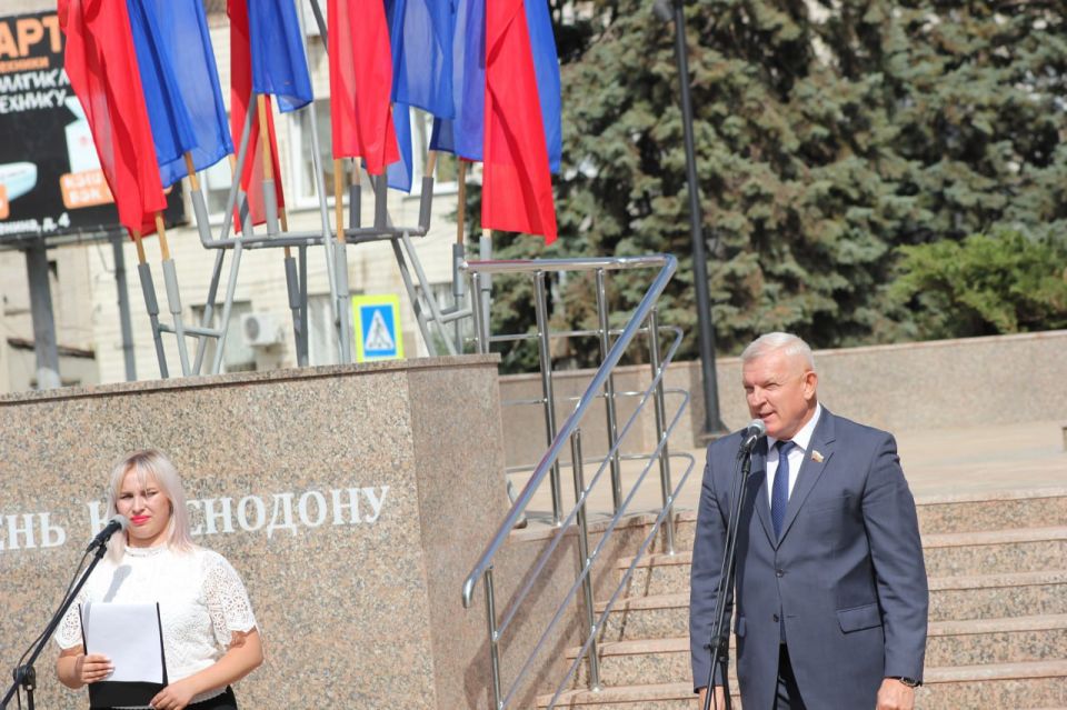 Владимир Шавлай: В рамках празднования Дня города Краснодон принял участие в торжественном открытии «Аллеи Дружбы», которую реконструировали специалисты подрядной организации региона-шефа Тюменской области, вложив в нее... Владимир Шавлай: В рамках празднования Дня города Краснодон принял участие в торжественном открытии «Аллеи Дружбы», которую реконструировали специалисты подрядной организации региона-шефа Тюменской области, вложив в нее...