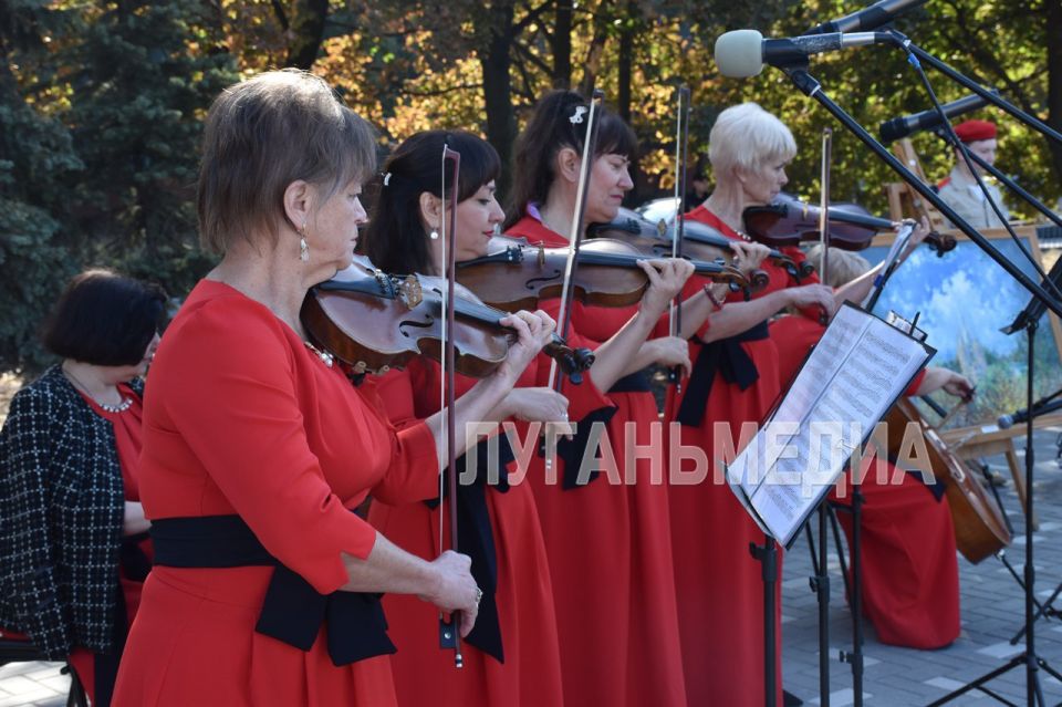 В преддверии 130-летия Алчевска жители возложили цветы к памятнику основателю города Алексею Кирилловичу Алчевскому В преддверии 130-летия Алчевска жители возложили цветы к памятнику основателю города Алексею Кирилловичу Алчевскому