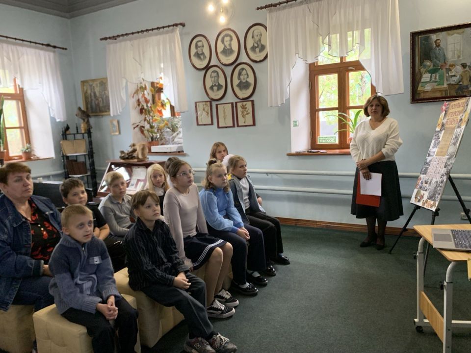 В Мемориальном музее Бориса Гринченко для учащихся младшего школьного возраста Алексеевской гимназии прошел час памяти «Юные герои войны», посвященный детям и подросткам, сражавшимся с фашизмом в годы Великой Отечественной... В Мемориальном музее Бориса Гринченко для учащихся младшего школьного возраста Алексеевской гимназии прошел час памяти «Юные герои войны», посвященный детям и подросткам, сражавшимся с фашизмом в годы Великой Отечественной...