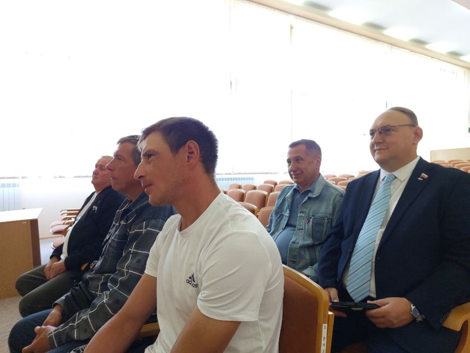 Сегодня Председателем Совета городского округа город Алчевск Романом Григорьевичем Лысенко были вручены Благодарственные письма Совета городского округа муниципальное образование городской округ город Алчевск Луганской... Сегодня Председателем Совета городского округа город Алчевск Романом Григорьевичем Лысенко были вручены Благодарственные письма Совета городского округа муниципальное образование городской округ город Алчевск Луганской...