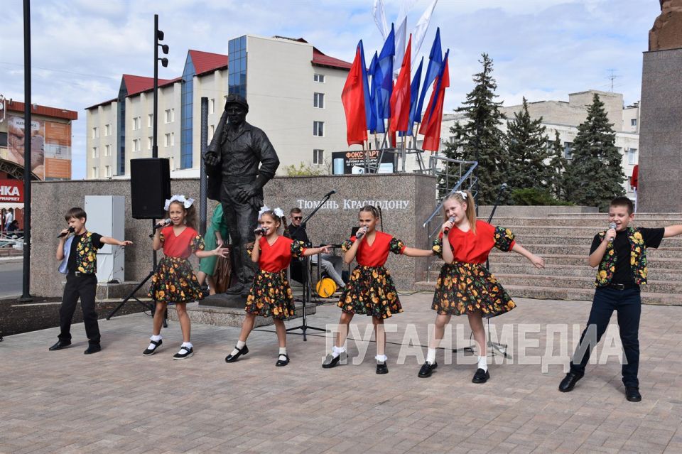 В Краснодоне состоялось торжественное открытие обновленной аллеи Дружбы В Краснодоне состоялось торжественное открытие обновленной аллеи Дружбы