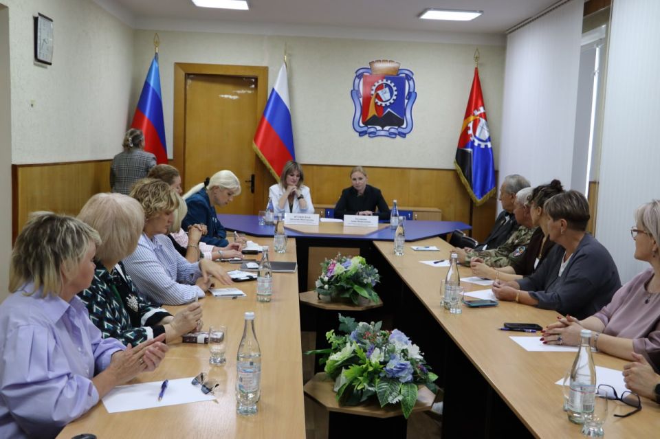 Анна Рослякова обсудила поддержку НКО с общественными активистами Алчевска и Стаханова Анна Рослякова обсудила поддержку НКО с общественными активистами Алчевска и Стаханова