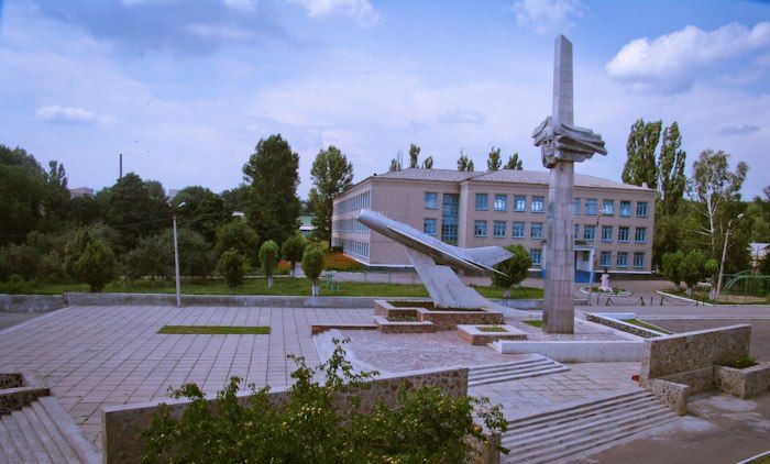 «Память поколений». Необыкновенным и впечатляющим в городе Ровеньки стал памятный знак «Самолёт», который находится у входа в парк культуры и отдыха имени Героев Великой Отечественной войны «Память поколений». Необыкновенным и впечатляющим в городе Ровеньки стал памятный знак «Самолёт», который находится у входа в парк культуры и отдыха имени Героев Великой Отечественной войны