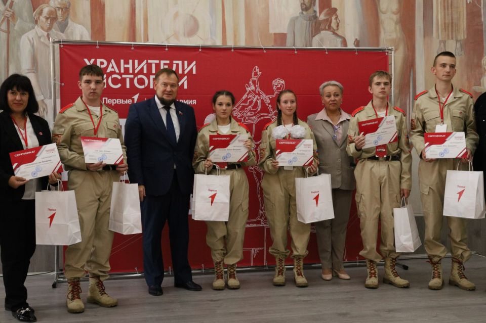Денис Колесников наградил победителей Регионального слета «Хранители истории» Денис Колесников наградил победителей Регионального слета «Хранители истории»