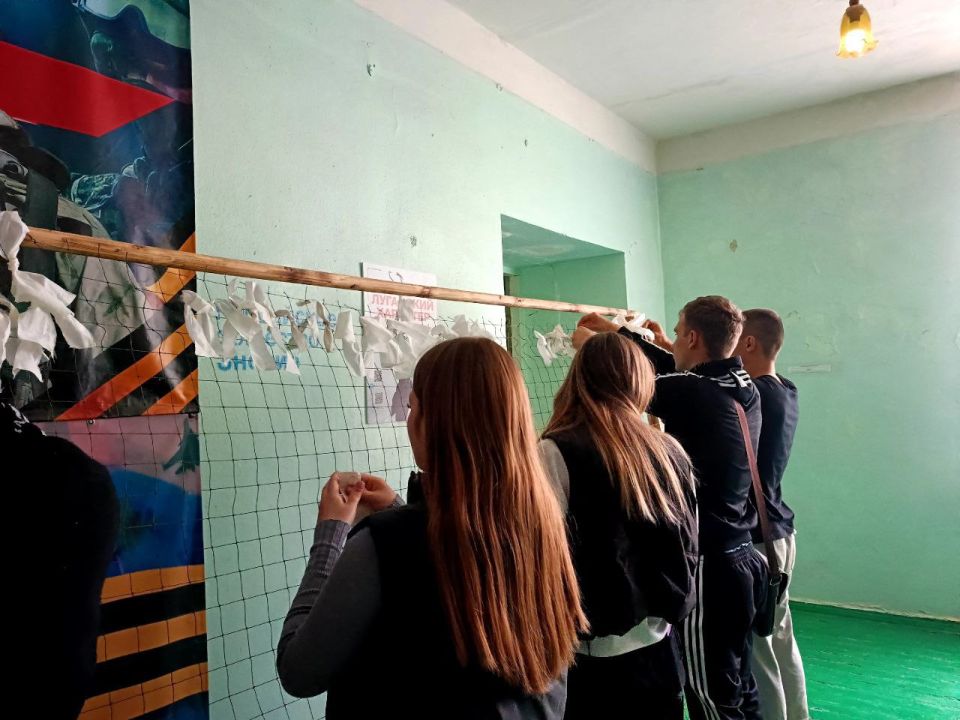 В преддверии Дня мира студенты Ровеньковского технико-экономического колледжа проявили активность и сплоченность в таком важном деле, как плетение блиндажных сетей В преддверии Дня мира студенты Ровеньковского технико-экономического колледжа проявили активность и сплоченность в таком важном деле, как плетение блиндажных сетей