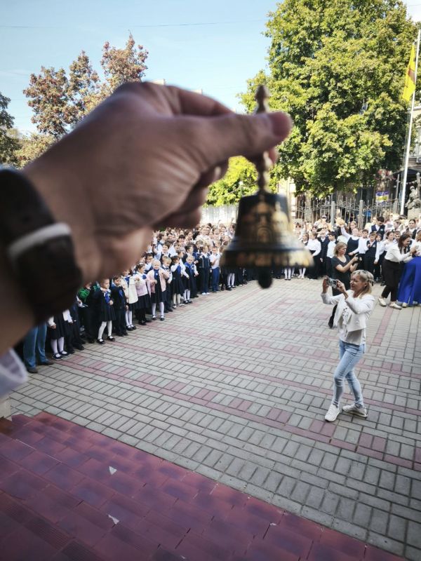 Сергей Цемкало: Звон, который приближает мир: Девятая акция «Колокольчик Мира» в гимназии №30 Сергей Цемкало: Звон, который приближает мир: Девятая акция «Колокольчик Мира» в гимназии №30