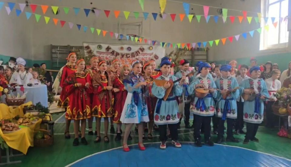 Карусель русских народных танцев, плясок, зазывалок, хороводов, цирковых номеров закружила детей, родителей и педагогов на праздничной и фееричной ярмарке в Ясеновской гимназии им.Ю.В.Стеценко. Веселое и задорное... Карусель русских народных танцев, плясок, зазывалок, хороводов, цирковых номеров закружила детей, родителей и педагогов на праздничной и фееричной ярмарке в Ясеновской гимназии им.Ю.В.Стеценко. Веселое и задорное...