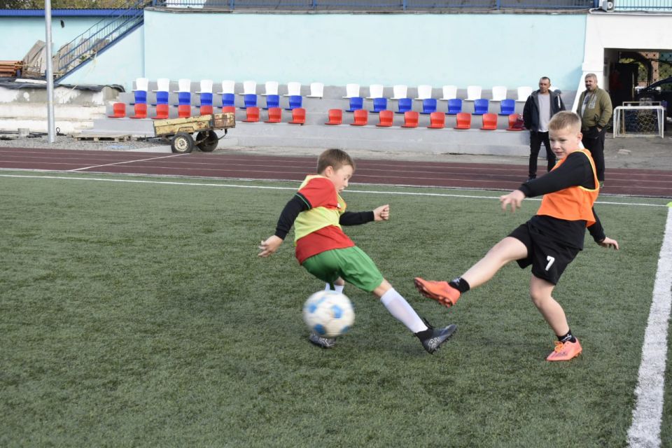 В Перевальске прошли игры первенства по футболу среди юношей В Перевальске прошли игры первенства по футболу среди юношей