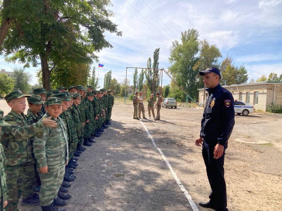 Сотрудники Госавтоинспекции провели беседу с юными кадетами Сотрудники Госавтоинспекции провели беседу с юными кадетами