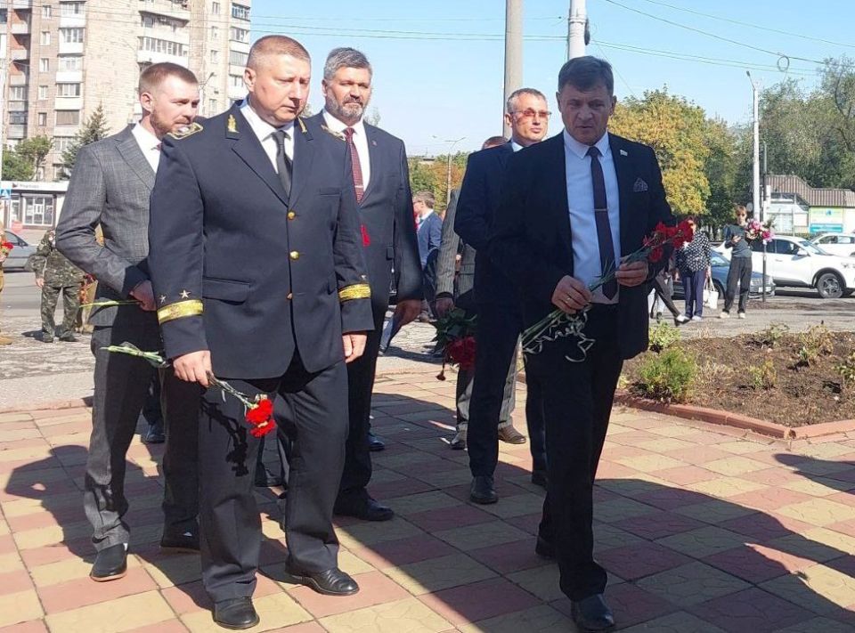 Роман Лысенко: 19 сентября празднование Дня города началось с церемонии возложения цветов к памятникам выдающемуся меценату, основателю Алчевска Алексею Кирилловичу Алчевскому и Петру Арсеентьевичу Гмыря металлургу... Роман Лысенко: 19 сентября празднование Дня города началось с церемонии возложения цветов к памятникам выдающемуся меценату, основателю Алчевска Алексею Кирилловичу Алчевскому и Петру Арсеентьевичу Гмыря металлургу...