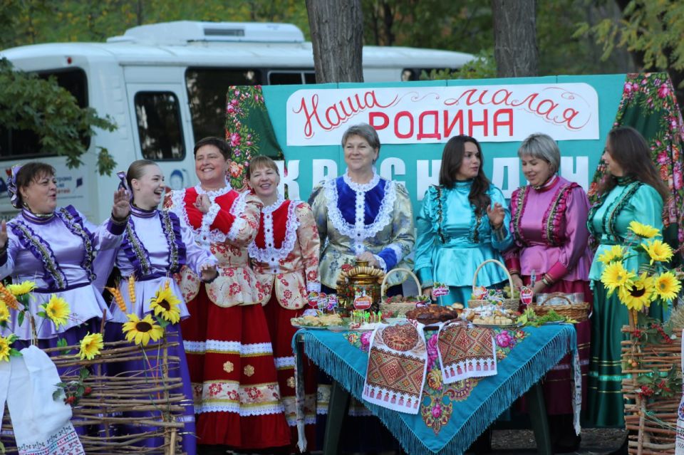 По случаю 111й годовщины Краснодона парк культуры и отдыха имени «Молодой гвардии» стал настоящим центром притяжения для жителей и гостей всех возрастов, для которых была подготовлена насыщенная и разнообразная программа! По случаю 111й годовщины Краснодона парк культуры и отдыха имени «Молодой гвардии» стал настоящим центром притяжения для жителей и гостей всех возрастов, для которых была подготовлена насыщенная и разнообразная программа!