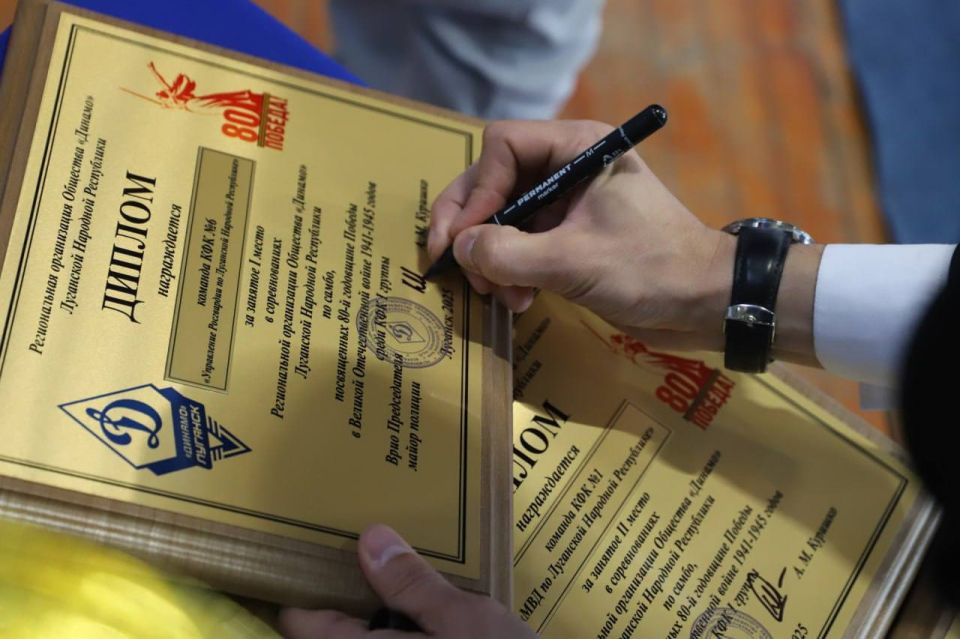 Команда МВД по региону завоевала «серебро» соревнований по самбо и боевому самбо Команда МВД по региону завоевала «серебро» соревнований по самбо и боевому самбо