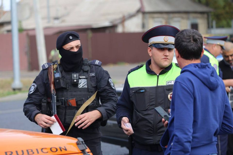 Полицейские республики провели профилактический рейд в Луганске Полицейские республики провели профилактический рейд в Луганске