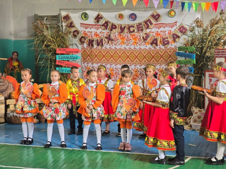 Карусель русских народных танцев, плясок, зазывалок, хороводов, цирковых номеров закружила детей, родителей и педагогов на праздничной и фееричной ярмарке в Ясеновской гимназии им.Ю.В.Стеценко. Веселое и задорное... Карусель русских народных танцев, плясок, зазывалок, хороводов, цирковых номеров закружила детей, родителей и педагогов на праздничной и фееричной ярмарке в Ясеновской гимназии им.Ю.В.Стеценко. Веселое и задорное...