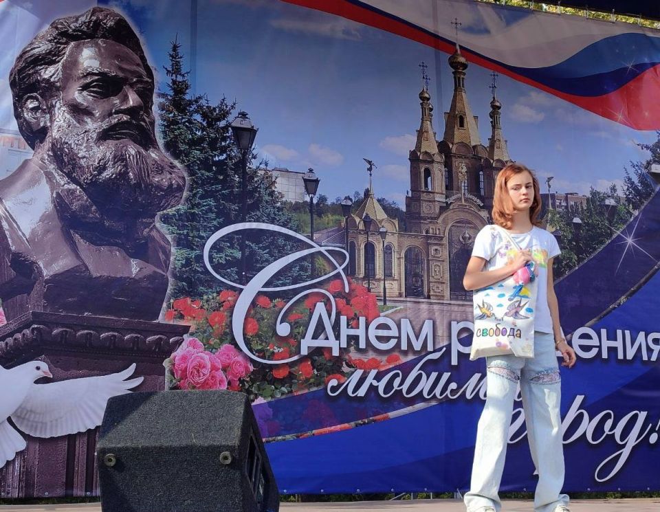 В парке культуры и отдыха имени Победы прошло «Дефиле по-особому», которое подарили городу воспитанники Алчевского отделения республиканского Центра социальной реабилитации детей-инвалидов «Возрождение» В парке культуры и отдыха имени Победы прошло «Дефиле по-особому», которое подарили городу воспитанники Алчевского отделения республиканского Центра социальной реабилитации детей-инвалидов «Возрождение»