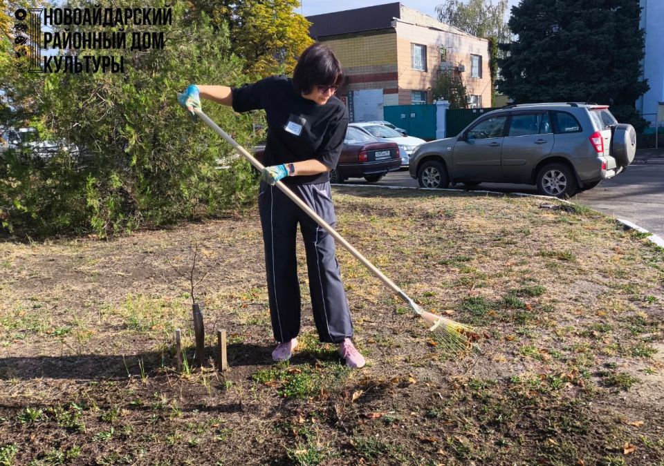 В рамках Всероссийского экологического субботника "Зелёная Россия" 19 сентября 2025 года сотрудники Новоайдарского районного дома культуры организовали и провели масштабную экологическую акцию на территории учреждения В рамках Всероссийского экологического субботника "Зелёная Россия" 19 сентября 2025 года сотрудники Новоайдарского районного дома культуры организовали и провели масштабную экологическую акцию на территории учреждения