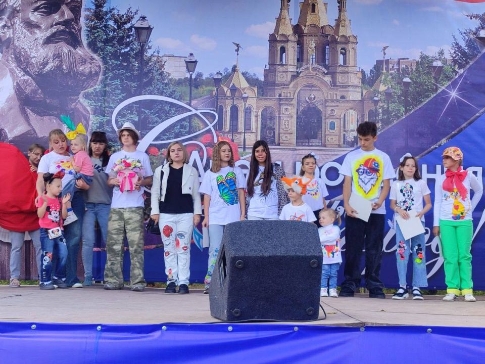 В парке культуры и отдыха имени Победы прошло «Дефиле по-особому», которое подарили городу воспитанники Алчевского отделения республиканского Центра социальной реабилитации детей-инвалидов «Возрождение» В парке культуры и отдыха имени Победы прошло «Дефиле по-особому», которое подарили городу воспитанники Алчевского отделения республиканского Центра социальной реабилитации детей-инвалидов «Возрождение»