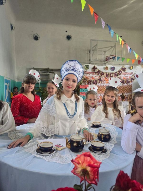 Карусель русских народных танцев, плясок, зазывалок, хороводов, цирковых номеров закружила детей, родителей и педагогов на праздничной и фееричной ярмарке в Ясеновской гимназии им.Ю.В.Стеценко. Веселое и задорное... Карусель русских народных танцев, плясок, зазывалок, хороводов, цирковых номеров закружила детей, родителей и педагогов на праздничной и фееричной ярмарке в Ясеновской гимназии им.Ю.В.Стеценко. Веселое и задорное...