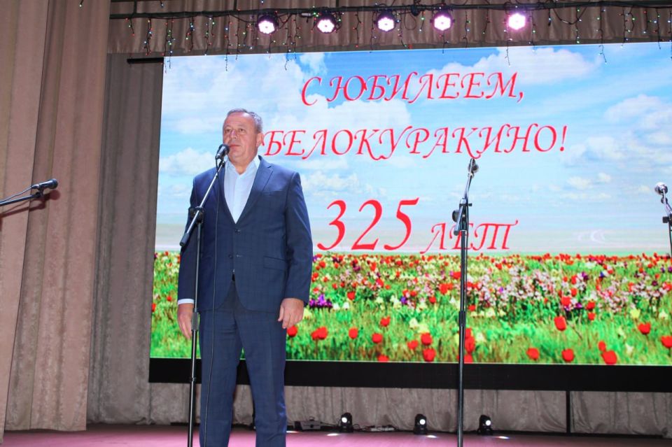 В Белокуракинском Доме культуры состоялся праздничный концерт, приуроченный ко Дню нашего родного поселка, который в этом году отмечает свой 325-летний юбилей! В Белокуракинском Доме культуры состоялся праздничный концерт, приуроченный ко Дню нашего родного поселка, который в этом году отмечает свой 325-летний юбилей!