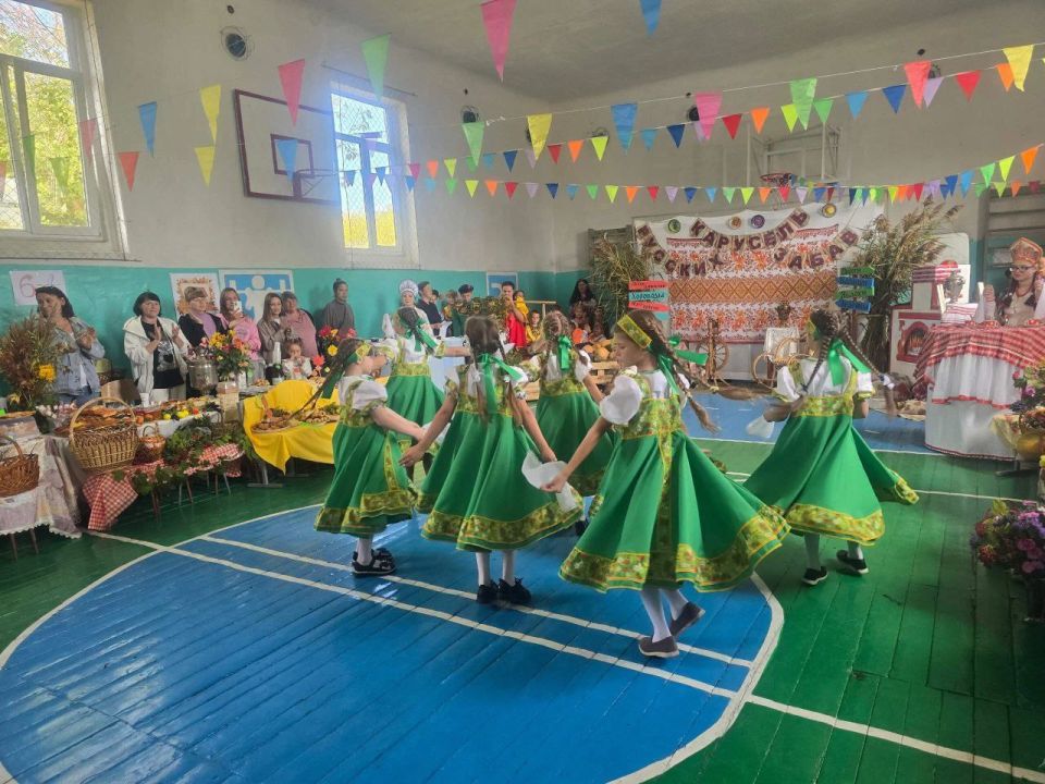 Карусель русских народных танцев, плясок, зазывалок, хороводов, цирковых номеров закружила детей, родителей и педагогов на праздничной и фееричной ярмарке в Ясеновской гимназии им.Ю.В.Стеценко. Веселое и задорное... Карусель русских народных танцев, плясок, зазывалок, хороводов, цирковых номеров закружила детей, родителей и педагогов на праздничной и фееричной ярмарке в Ясеновской гимназии им.Ю.В.Стеценко. Веселое и задорное...