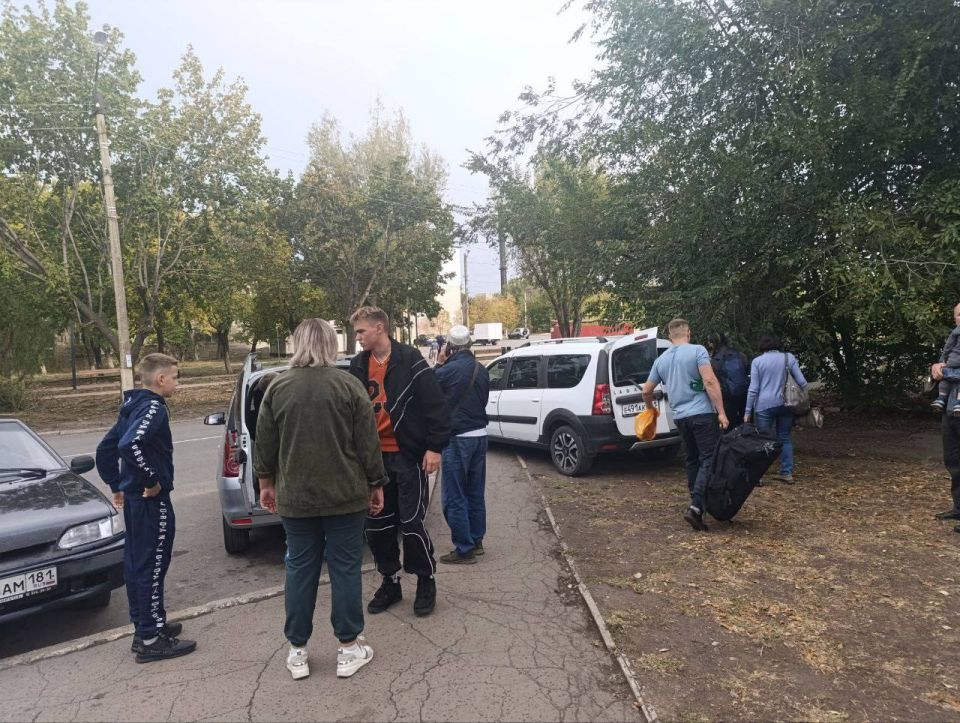 Андрей Рубанцов: Сегодня наши земляки, победители I этапа Республиканской игры «Семейная Зарница», семья Зубченко, отправились в город Волгоград, чтобы принять участие во II Республиканском этапе, который будет проходить в... Андрей Рубанцов: Сегодня наши земляки, победители I этапа Республиканской игры «Семейная Зарница», семья Зубченко, отправились в город Волгоград, чтобы принять участие во II Республиканском этапе, который будет проходить в...