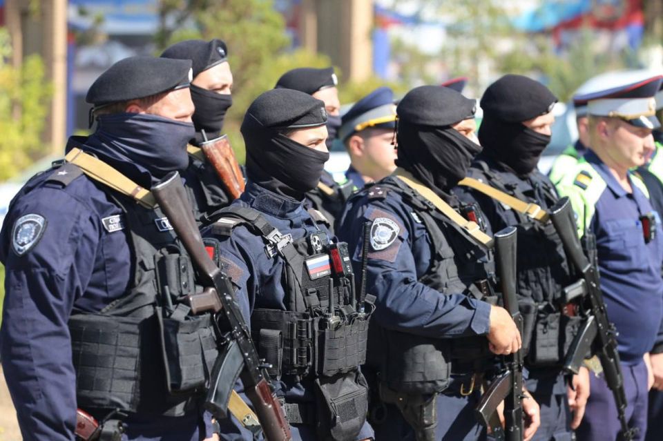 Полицейские республики провели профилактический рейд в Луганске Полицейские республики провели профилактический рейд в Луганске