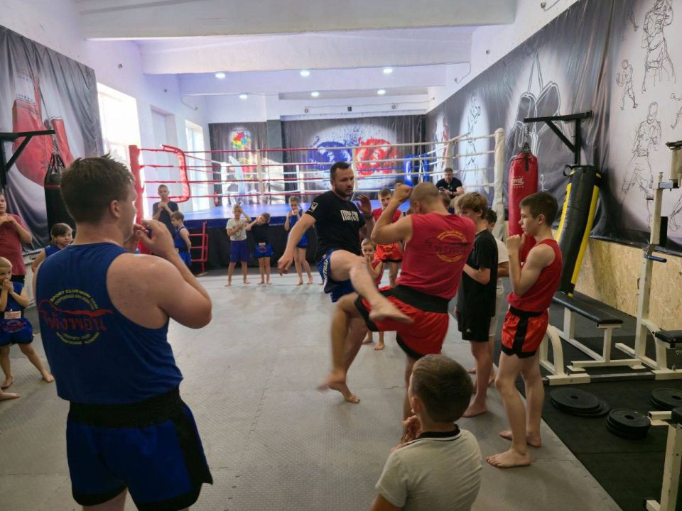 В Алчевске на базе МБУ ЛНР "АЦФЗН "Спорт для всех" и МБУ ДО ЛНР "АСШ №1 им. С.А. Балина" прошли мастер-классы по тайскому боксу, для проведения которого прибыли гости из шефа-региона Вологды В Алчевске на базе МБУ ЛНР "АЦФЗН "Спорт для всех" и МБУ ДО ЛНР "АСШ №1 им. С.А. Балина" прошли мастер-классы по тайскому боксу, для проведения которого прибыли гости из шефа-региона Вологды